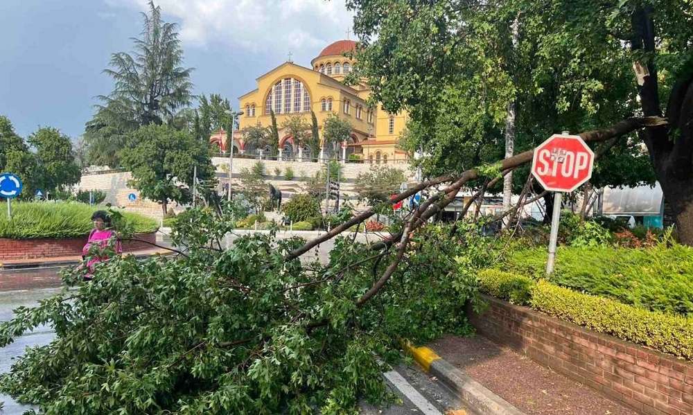 Χαλάζι στη Λάρισα – Προβλήματα στην πόλη