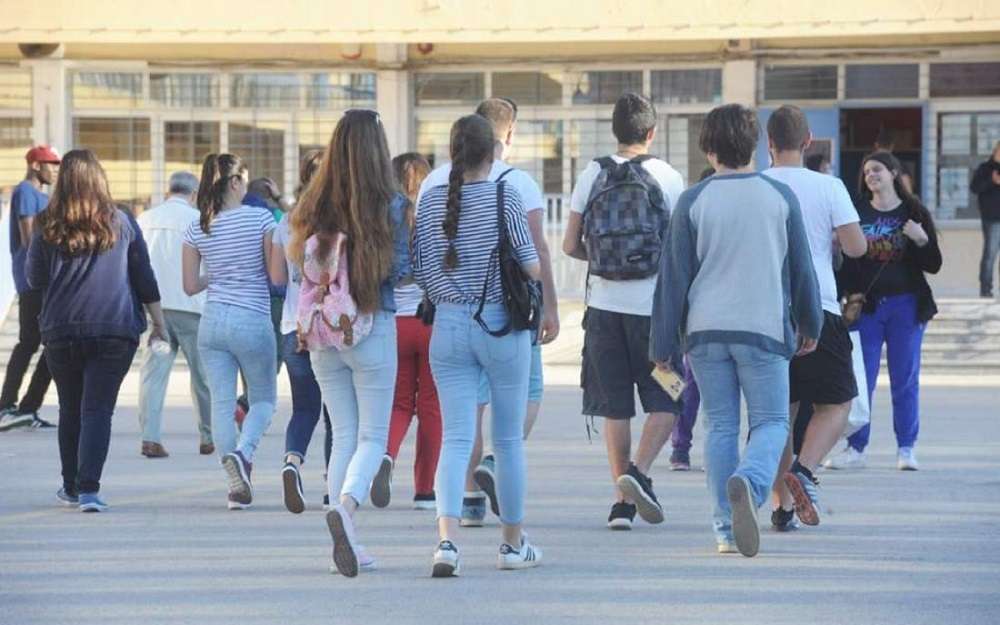 «ΣΑΛΟΣ» με εκπαιδευτικό – Βάζει μαθητές να ζητούν συγγνώμη γονατιστοί!