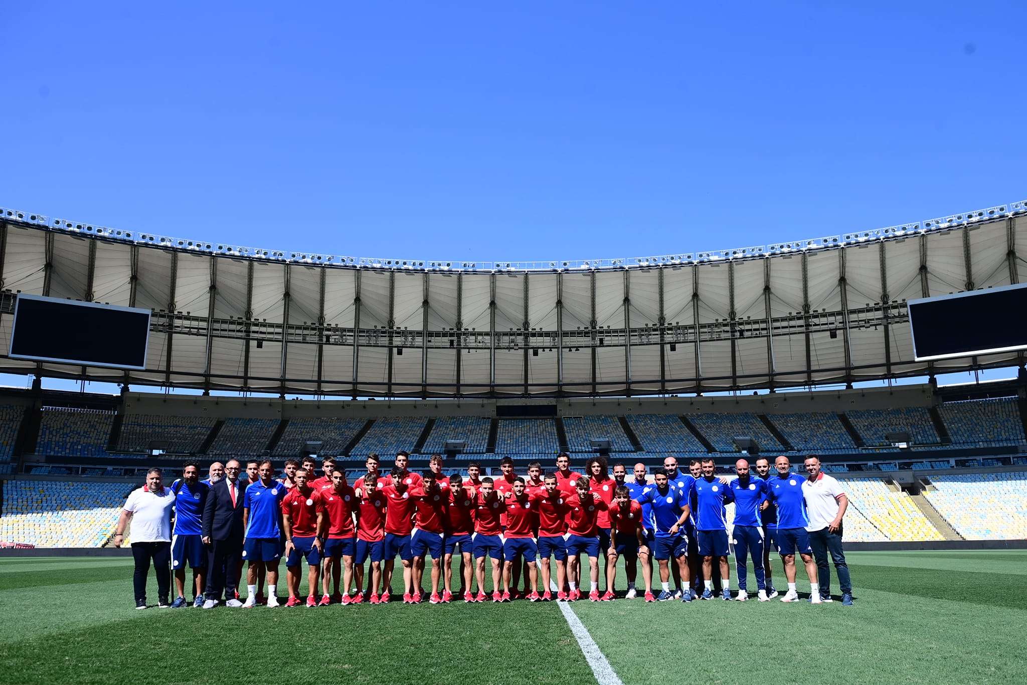 Ποδοσφαιριστές της U20 του Ολυμπιακού Πειραιώς καθάρισαν τα αποδυτήρια μετά την αναμέτρηση με την Φλαμένγκο