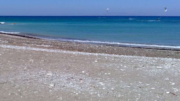 Ηλεία: «Πάρκαρε» το αυτοκίνητό του σχεδόν… μέσα στη θάλασσα