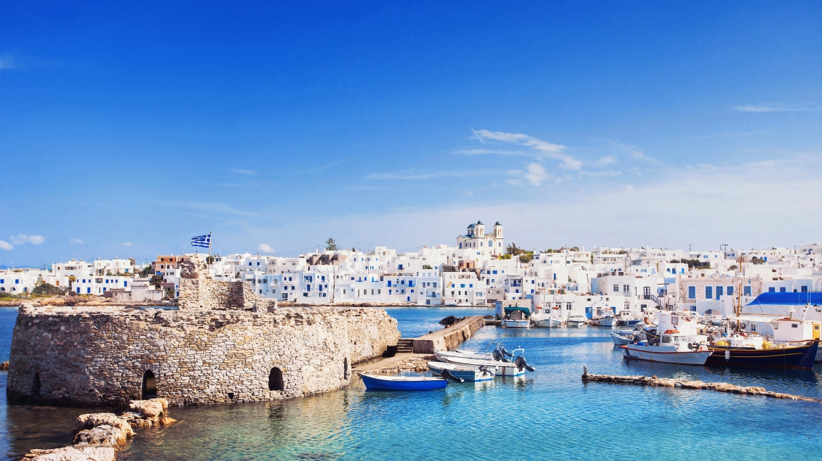 Η βρετανική Express αποθεώνει την Πάρο – Η mini-mykonos που δεν πλήττεται από τον υπερτουρισμό