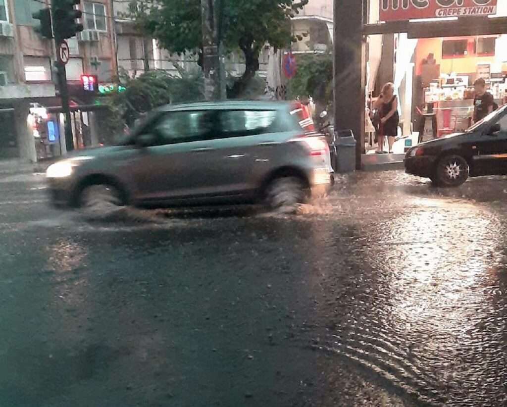 Μπουρίνια σε δυτική και βόρεια Ελλάδα: Πλημμύρες, καταστροφές σε καλλιέργειες, προβλήματα σε πτήσεις – Έκτακτο δελτίο της ΕΜΥ
