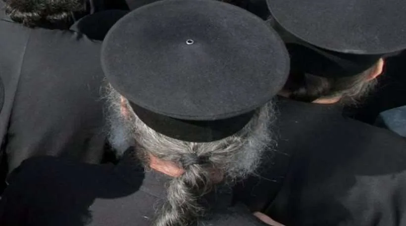 Ιερέας με… πατίνι πάνω σε πάγκο λαϊκής αγοράς στη Βουλιαγμένη