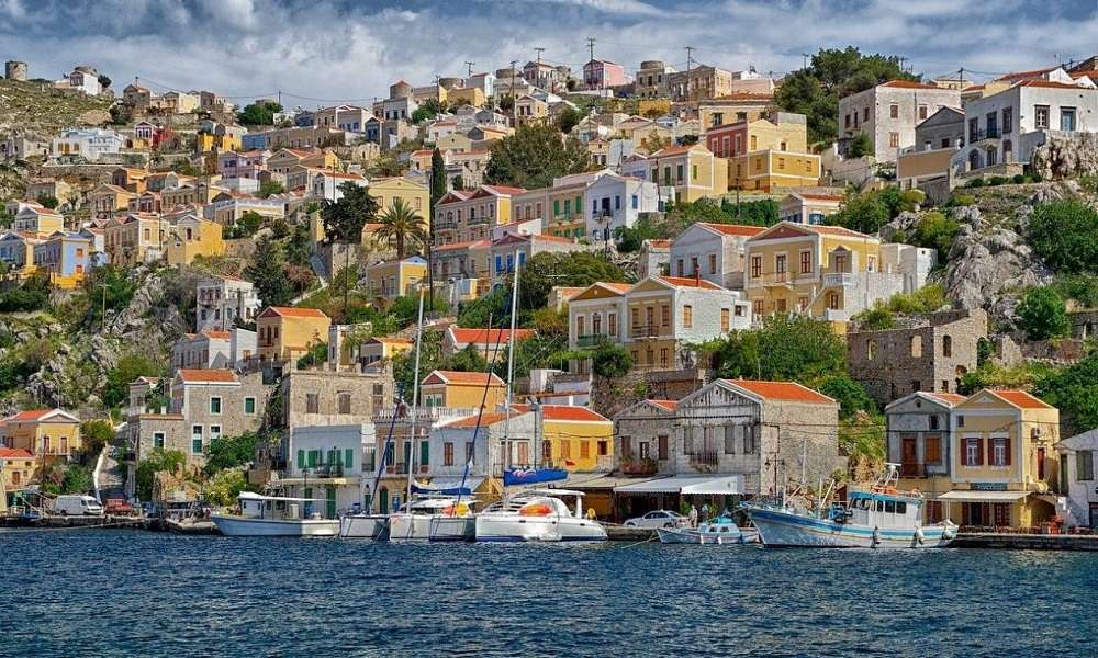 Σύμη: Πλοίαρχος «στοίβαξε» επιβάτες σε τουριστικό σκάφος 50 ετών!