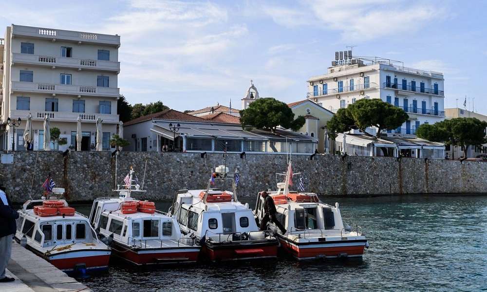 Σπέτσες – Αναστέλλουν τη λειτουργία των θαλάσσιων ταξί – Διαμαρτύρονται για πρόστιμο σε συνάδελφό