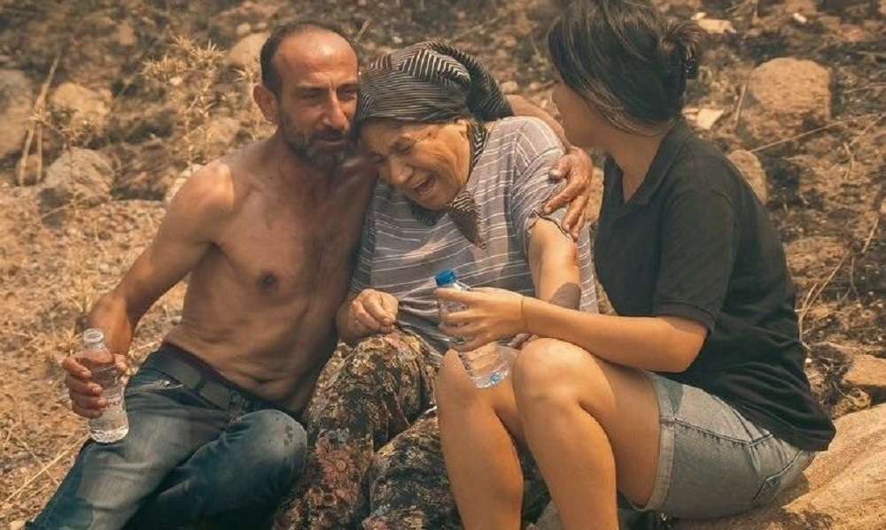 Σμύρνη – Συνεχίζεται η φωτιά, χάνονται περιουσίες, η οσμή έγινε αισθητή μέχρι την Κάρπαθο