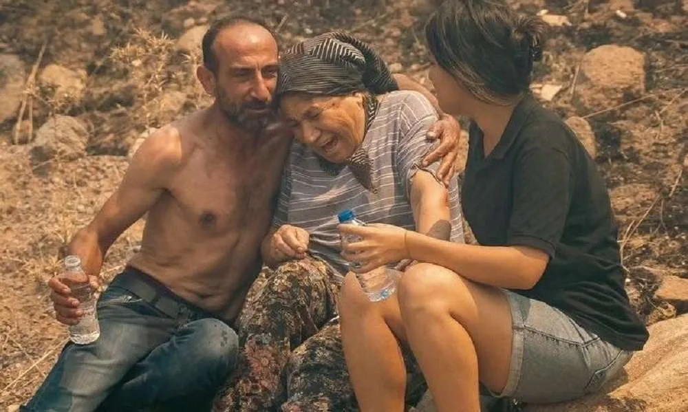 Σμύρνη – Συνεχίζεται η φωτιά, χάνονται περιουσίες, η οσμή έγινε αισθητή μέχρι την Κάρπαθο