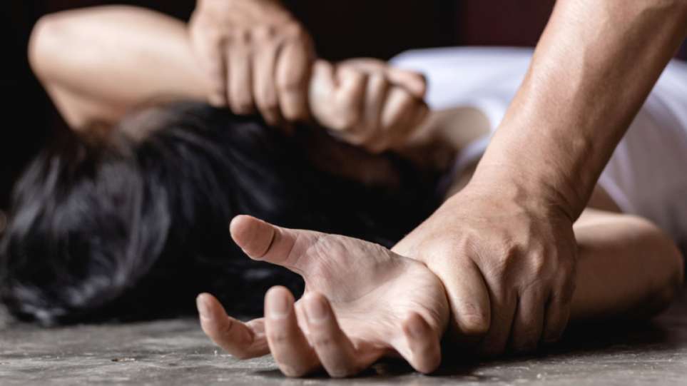 Απειλές δέχεται η 27χρονη από την Αρτέμιδα μετά την προφυλάκιση του «νταή» – Η αναφορά στο παιδί της που την «πάγωσε»