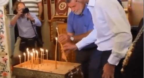 Ανησύχησε το πανελληνιο ο πρωθυπουργός που χρειάστηκε βοήθεια για να ανάψει ένα κερι