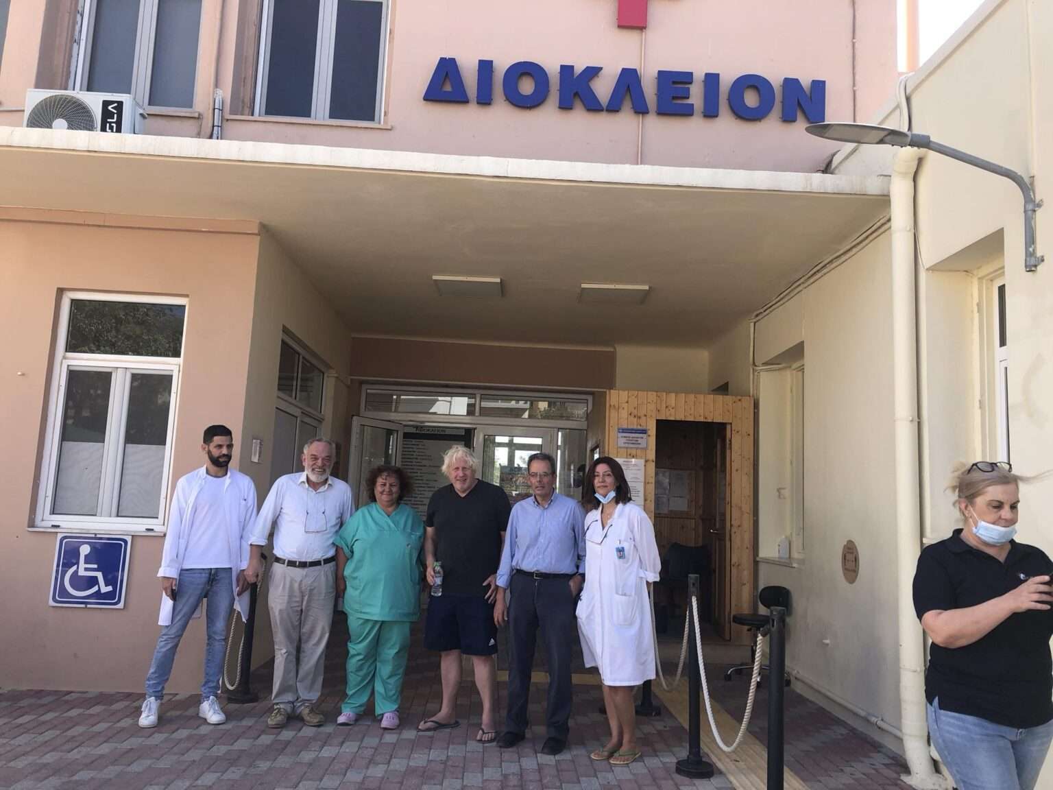 Ο Μπόρις Τζόνσον στο νοσοκομείο Καρύστου – Η ανάρτηση του διοικητή