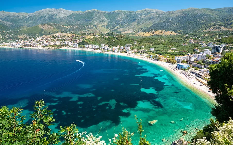 Κερδίζει έδαφος ο τουρισμός στην Αλβανία- Χειμάρρα και Άγιο Σαράντα δημοφιλείς προορισμοί διακοπών