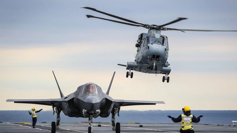 Νεκρό μέλος του Βασιλικού Ναυτικού σε εκπαιδευτική άσκηση με ελικόπτερο