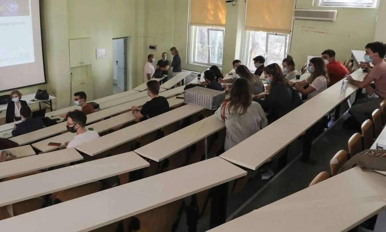 Απίστευτο! Πήραν άδεια χωρίς να καταθέσουν προγράμματα σπουδών!