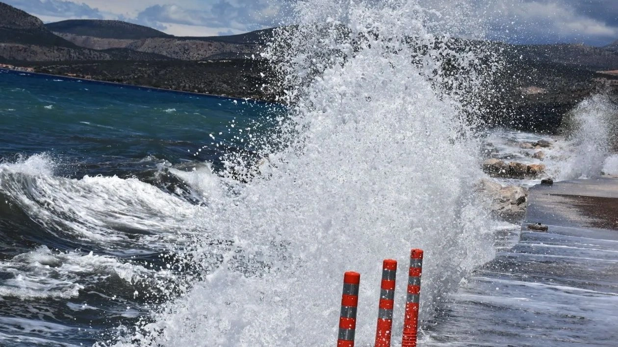 Ισχυροί άνεμοι προκάλεσαν ζημιές σε σκάφη και καταστήματα στη Μαγνησία