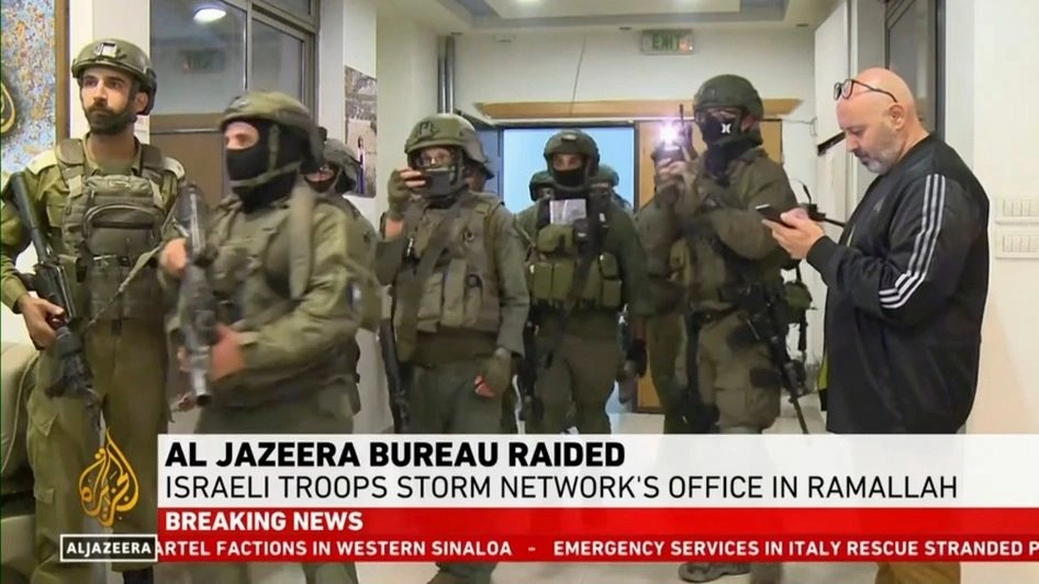 Γιατί το Ισραήλ έκανε έφοδο στα γραφεία του Al Jazeera στη Ραμάλα – Τι λέει ερευνητής
