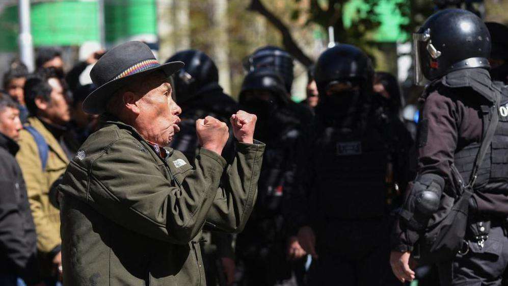 Συνεχίζονται οι βίαιες συγκρούσεις μεταξύ κυβερνητικών και αντικυβερνητικών στη Βολιβία