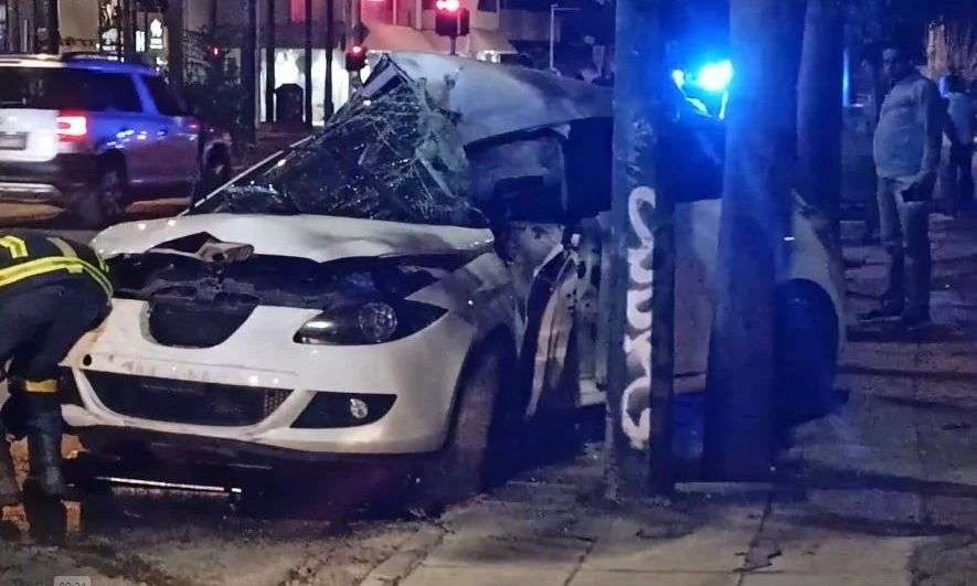 «Σμπαράλια» αυτοκίνητο στο Χαλάνδρι – Έχασε τον έλεγχο και «καρφώθηκε» πάνω σε κολώνα