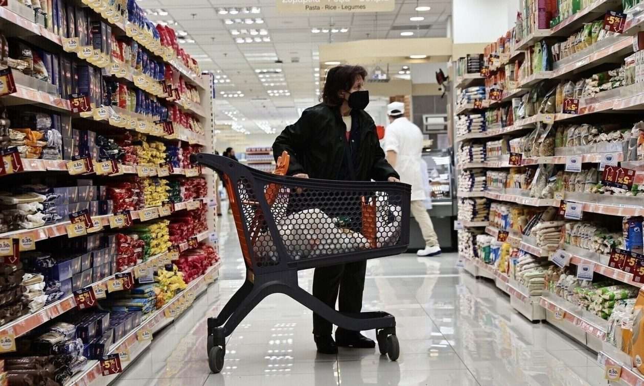 «Καλπάζει» η ακρίβεια: Τρόφιμα και στέγαση «τρώνε» τον μισθό των νοικοκυριών