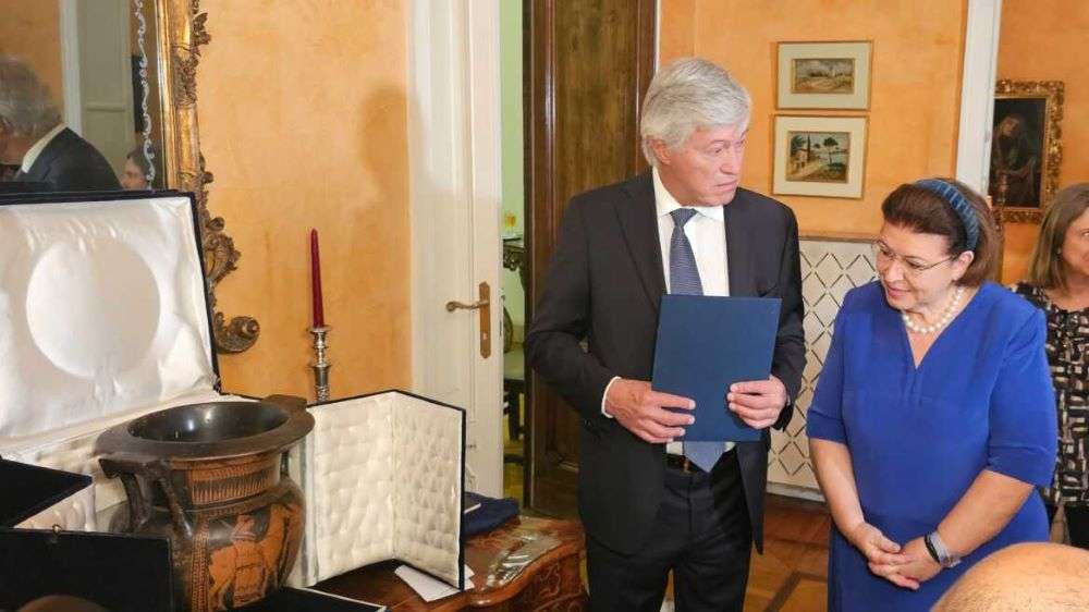 Εγγονός πρώην πρωθυπουργού παρέδωσε αρχαίο αγγείο στην Μενδώνη