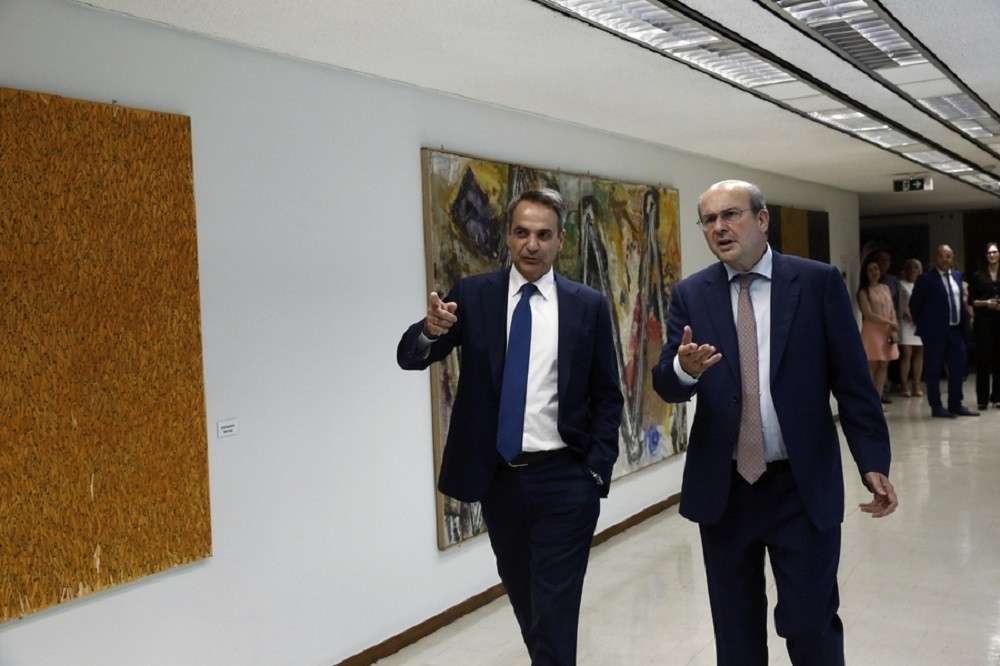 “Φοροελαφρύνσεις” εντυπωσιασμού, μέσα σε μια καταιγίδα φόρων