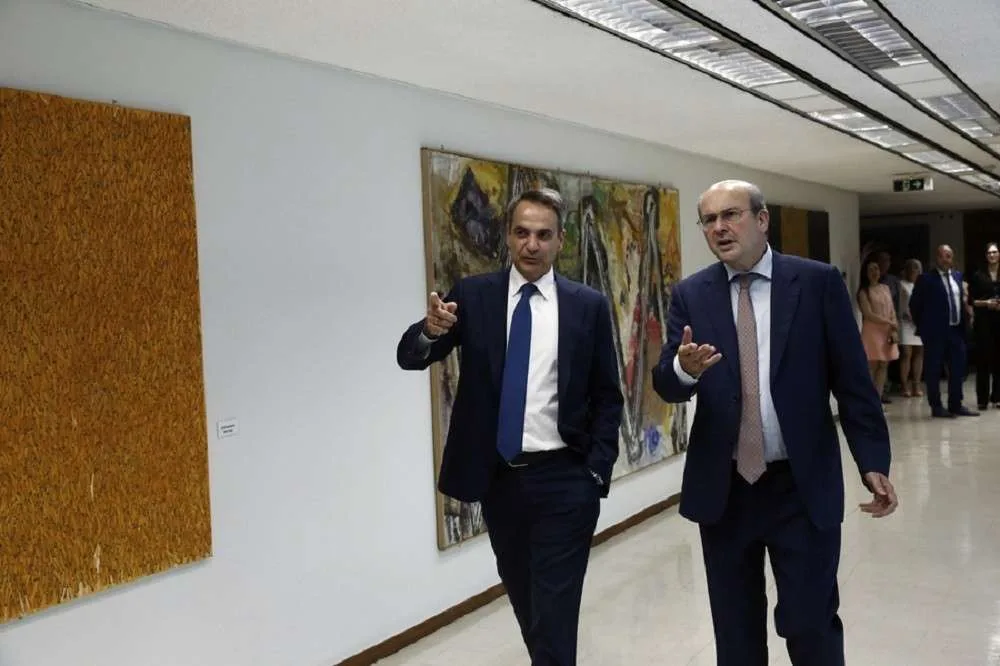 “Φοροελαφρύνσεις” εντυπωσιασμού, μέσα σε μια καταιγίδα φόρων