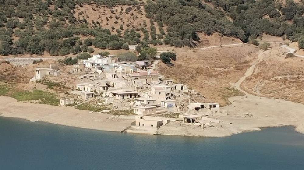 Κρήτη – Η λειψυδρία έφερε στην επιφάνεια ένα ακόμη βυθισμένο χωριό