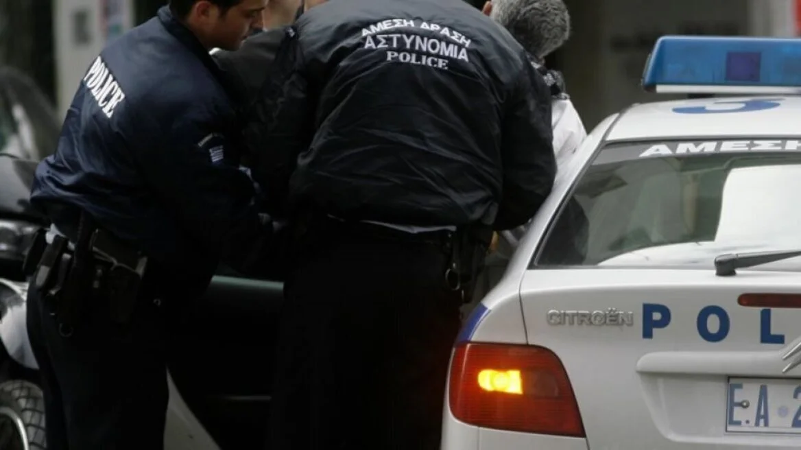 Γιάννενα: Συνέλαβαν κλέφτη μίνι μάρκετ – Βρήκαν κατάνα στην κατοχή του