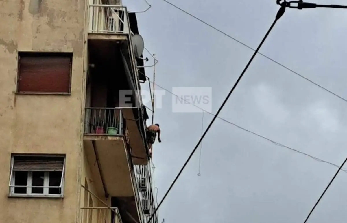 Αχαρνών: Μπήκε η ΕΚΑΜ στην πολυκατοικία όπου βρίσκεται ο Σύρος