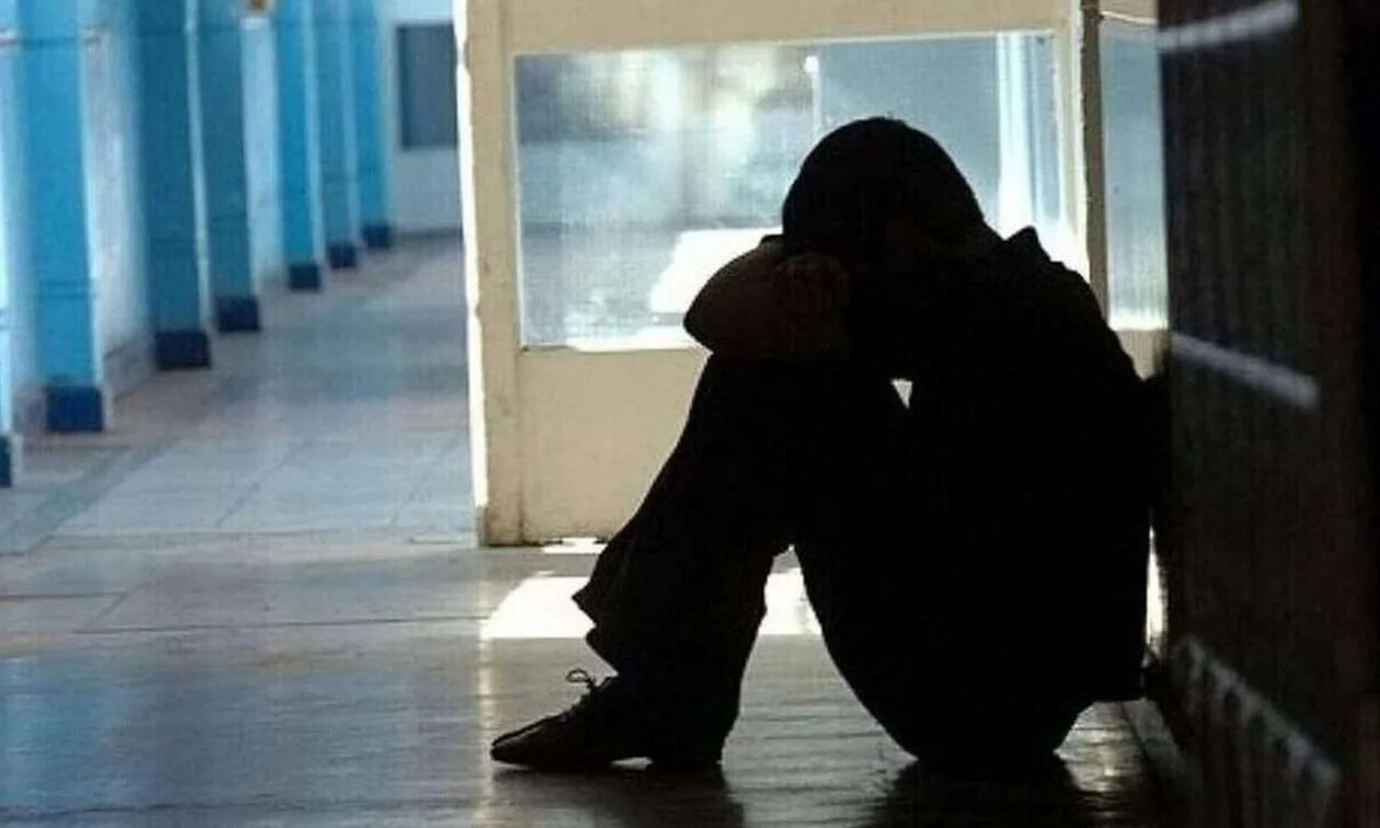 Θεσσαλονίκη: Εφιάλτης για 17χρονο σε σχολική εκδρομή – Του έδωσαν να πιει ποτό με ούρα και τον χτύπησαν