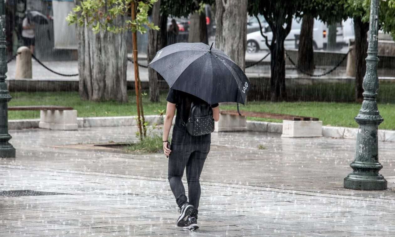 Καιρός: Φθινοπωρινό και σήμερα το σκηνικό με βροχές – Πάνω από 5.000 κεραυνοί την Δευτέρα