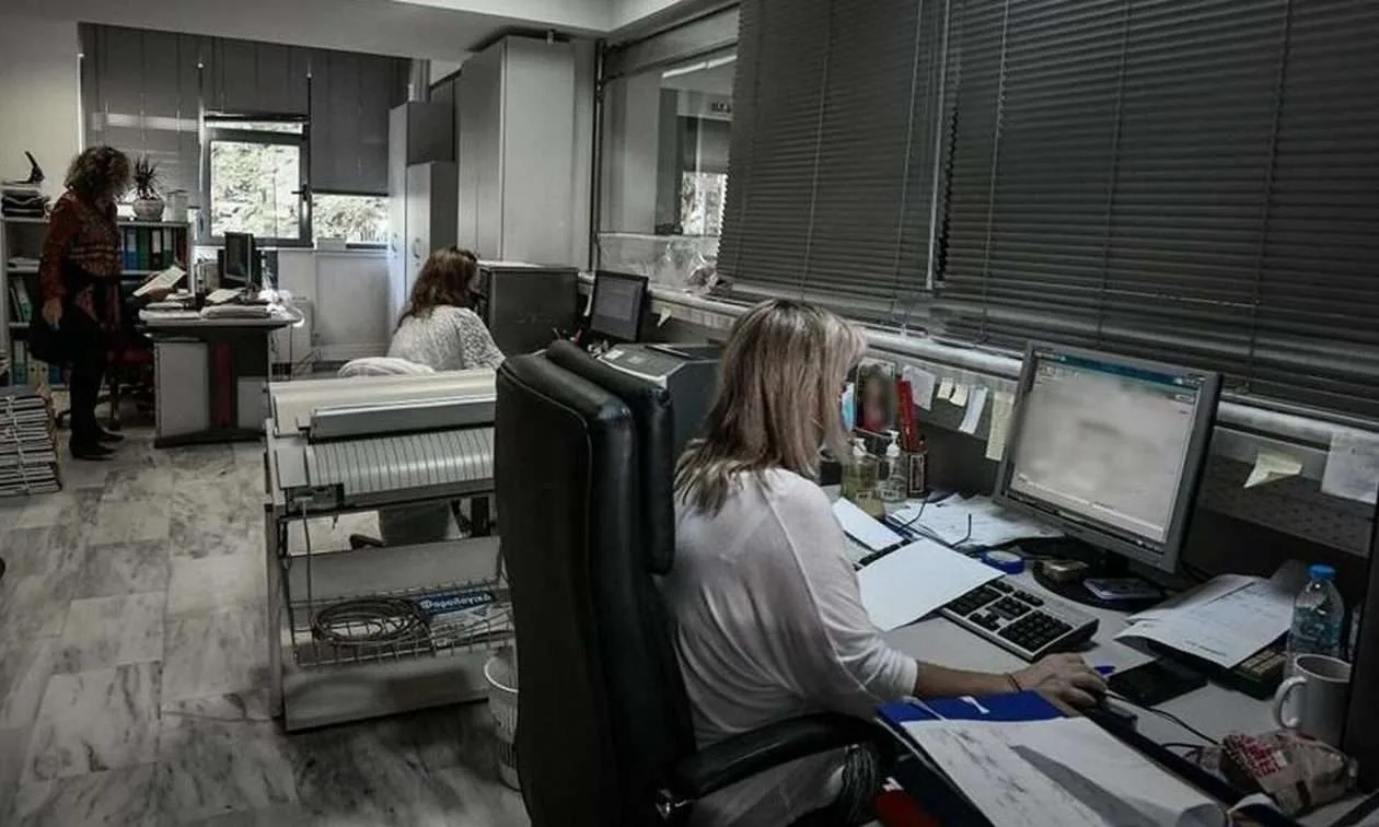 Μετά τις μηδενικές αυξήσεις: Στροφή των δημοσίων υπαλλήλων στον… δανεισμό