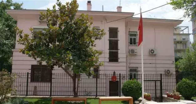 Τουρκική πρεσβεία: Αναληθές ότι είναι δική μας υπάλληλος η γυναίκα που αντέδρασε για τους μετανάστες στην Τήλο