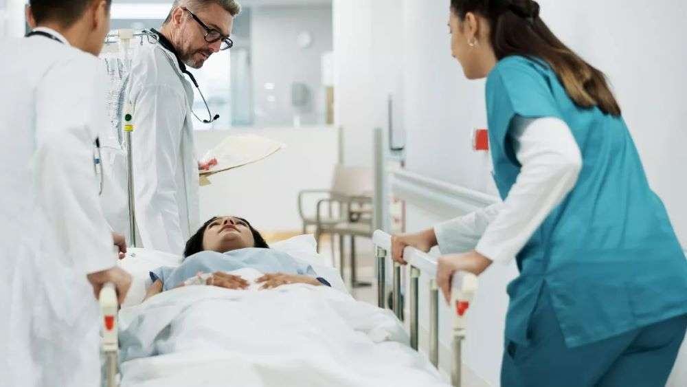 Εφημερίες: Εν μέσω σοβαρών ελλείψεων αναζητείται λύση για αποσυμφόρηση στα Επείγοντα