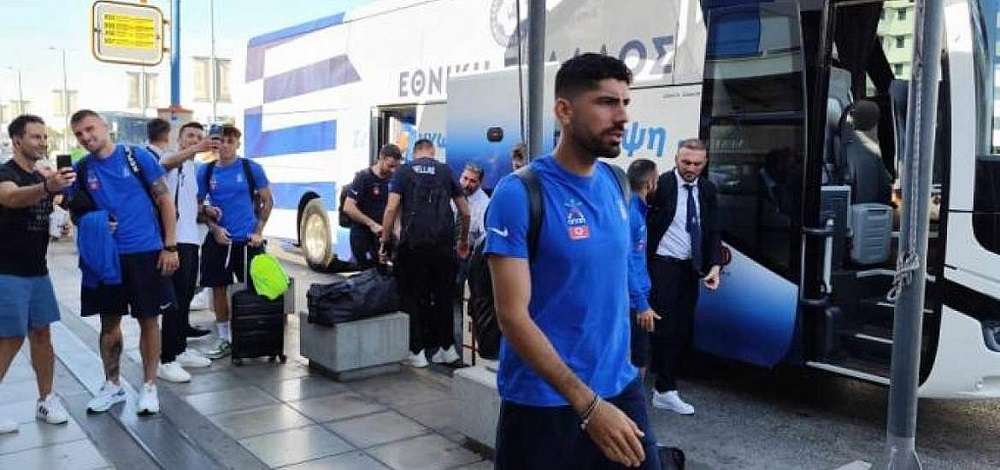 Εθνική Ελλάδας: «Θερμή» υποδοχή με λουλούδια και παραδοσιακά εδέσματα στο Ηράκλειο