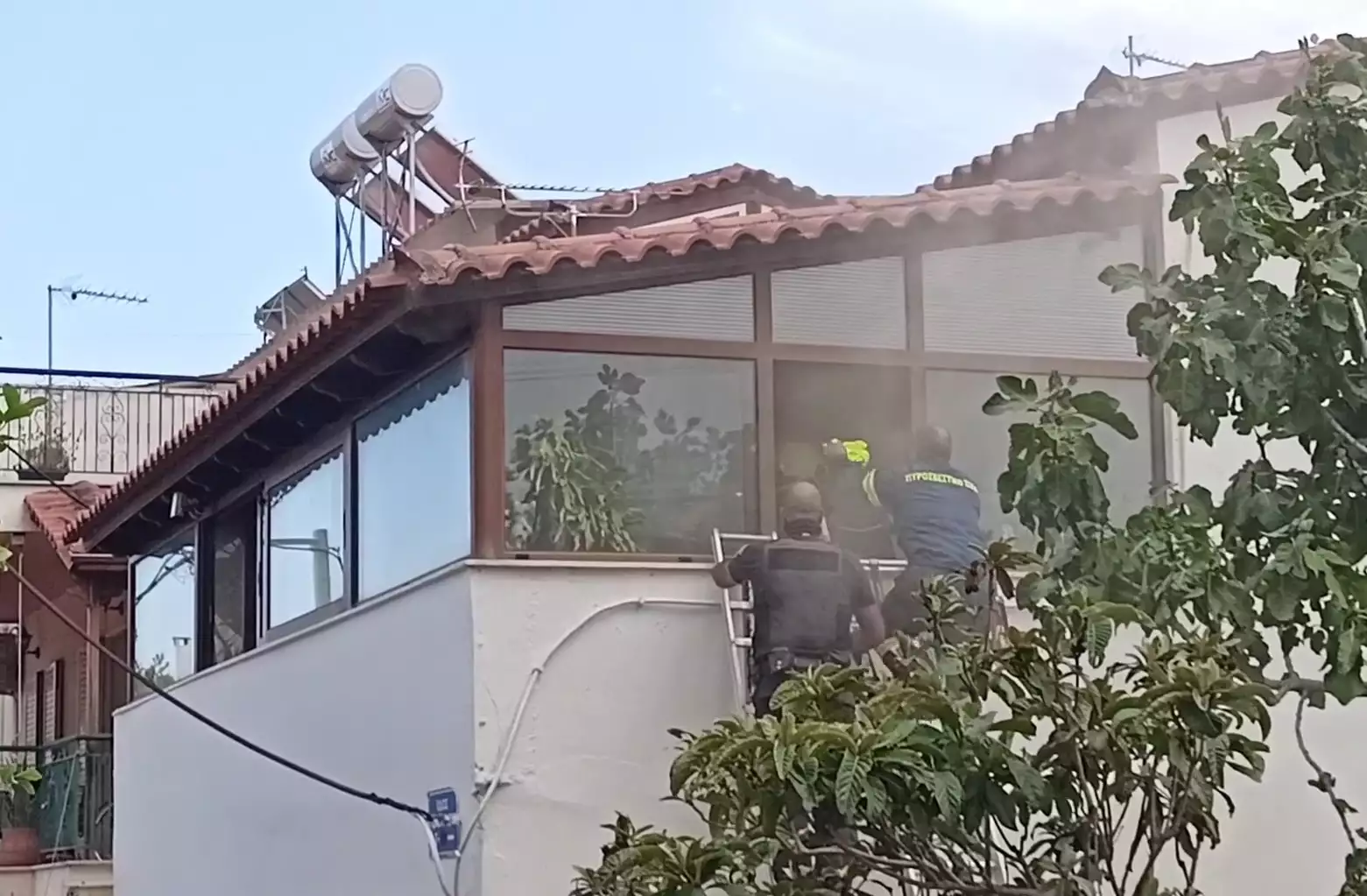 Αγωνιώδης απεγκλωβισμός γυναίκας από σπίτι που έπιασε φωτιά