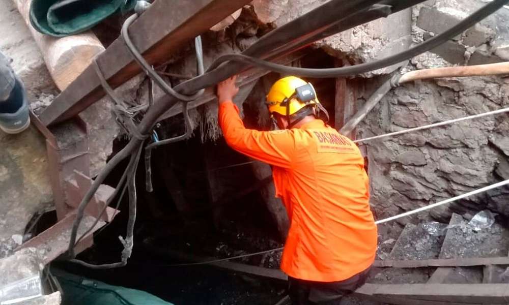 Ινδονησία – Τουλάχιστον 15 νεκροί και δεκάδες εγκλωβισμένοι λόγω κατολίσθησης σε ορυχείο