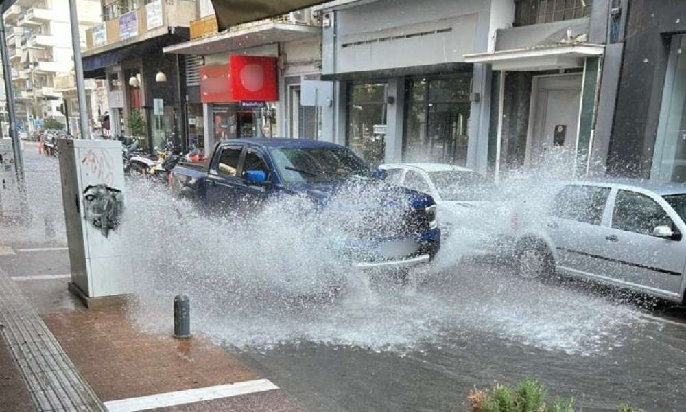 Καλαμάτα – Ισχυρή καταιγίδα μετέτρεψε κεντρικούς δρόμους σε ποτάμια