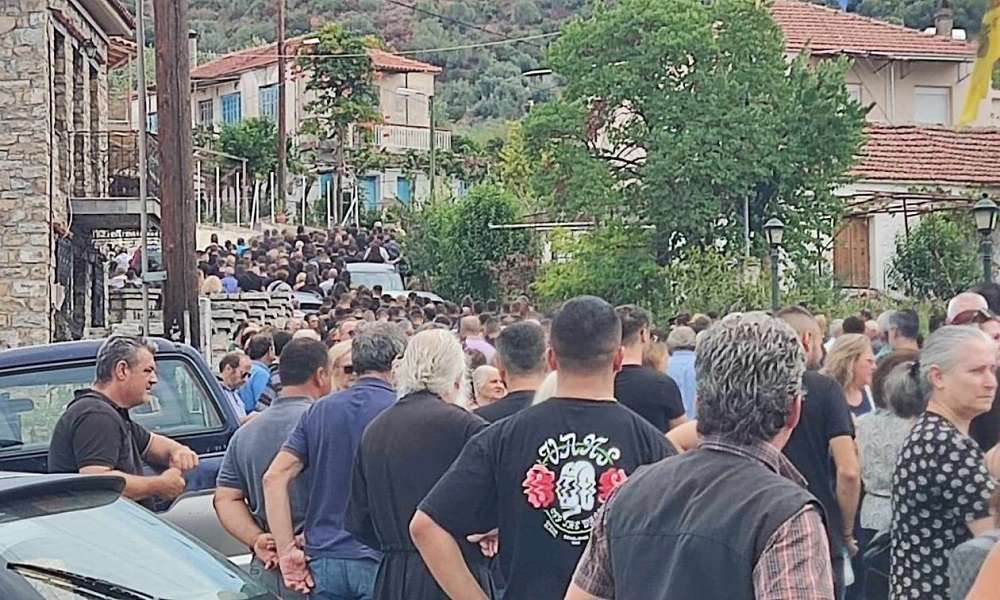 Αγρίνιο – Θρήνος στην κηδεία του 19χρονου που έχασε τη ζωή του σε τροχαίο στη Λευκάδα