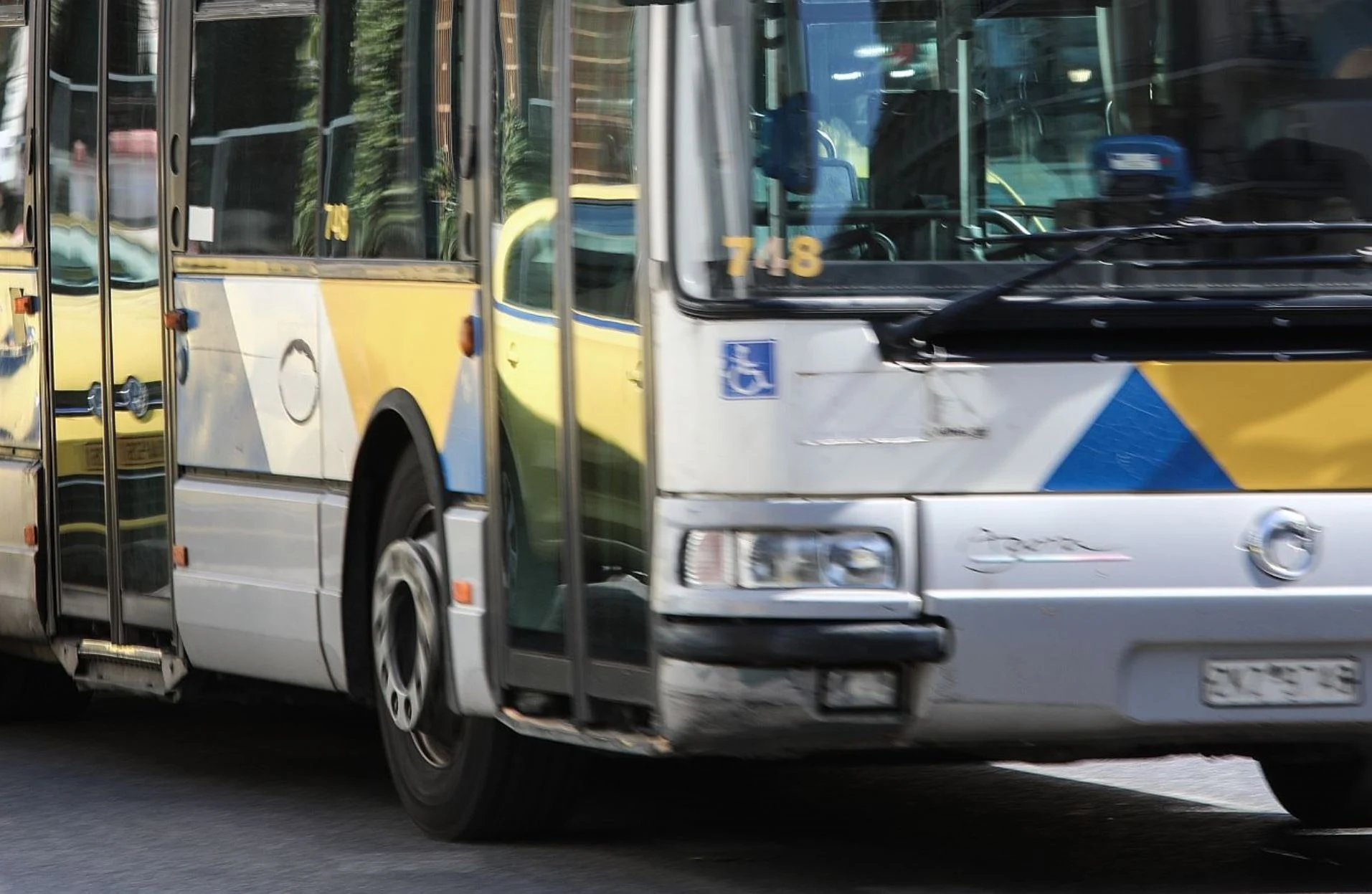 Σοκ στην Κηφισιά: Λεωφορείο παρέσυρε και τραυμάτισε πεζό