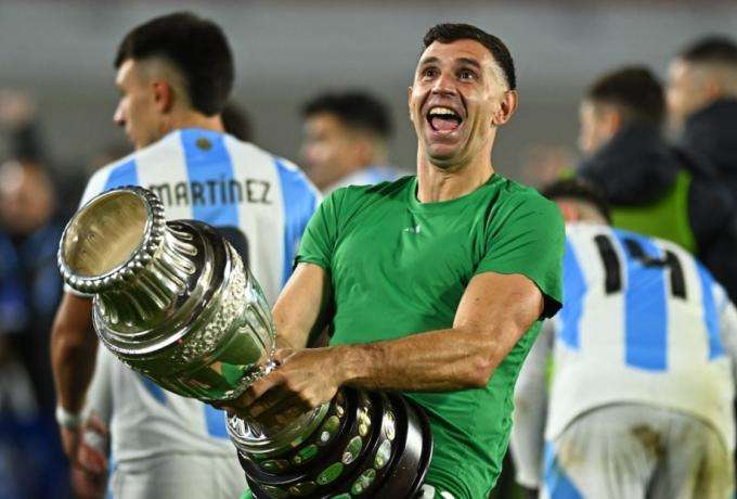 Η FIFA τιμωρεί τον Μαρτίνες με δύο αγωνιστικές για τις χειρονομίες του με το τρόπαιο του Copa America