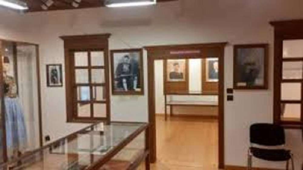 Αισχρή προβοκάτσια και ιταμή πρόκληση Σκοπιανών εντός του Μουσείου Μακεδονικού Αγώνα Καστοριάς (φωτο)