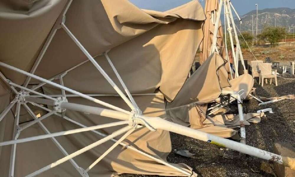 Καλαμάτα – Ζημιές σε καταστήματα από το δυνατό μπουρίνι στη Δυτική παραλία