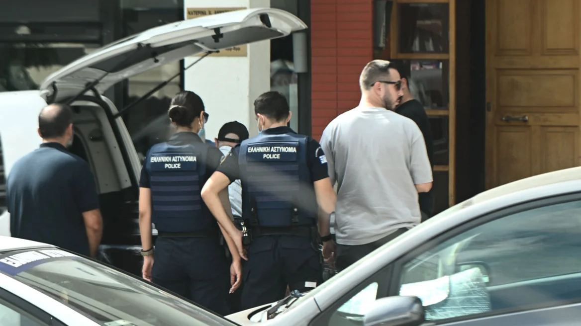 Νέα Σμύρνη: Η αδελφή του ομολόγησε πως σκότωσε τον 46χρονο – «Μου ζήτησε νερό, τσακωθήκαμε και τον χτύπησα»
