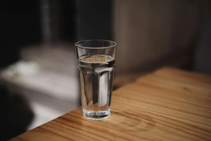 Ποια λάθη κάνουμε όλοι όταν πίνουμε νερό
