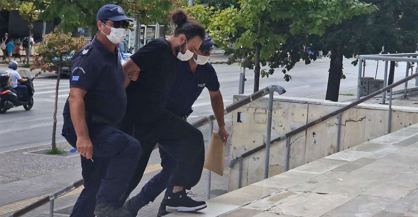 Κατά συρροήν “δολοφόνος της ασφάλτου” ο 46χρονος που παρέσυρε γονείς και παιδί στη Θέρμη