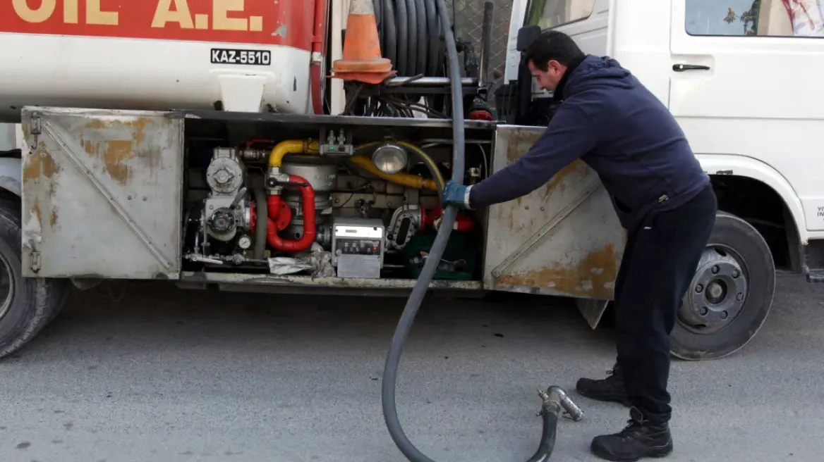 Προβλέψεις για πτώση του πετρελαίου στα 60 δολάρια – Γιατί η παγκόσμια οικονομία ελπίζει σε υποχώρηση