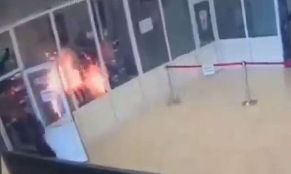 Ρουμανία – Ξέσπασε μεγάλη φωτιά στο εσωτερικό της Βουλής – Αναζητείται ο δράστης