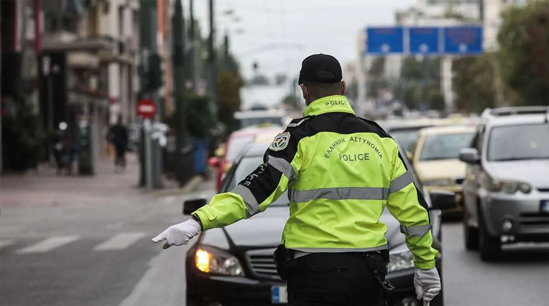 Μεθυσμένος ο οδηγός γερανού που κλήθηκε να μεταφέρει οχήματα οδηγών θετικών σε αλκοτέστ