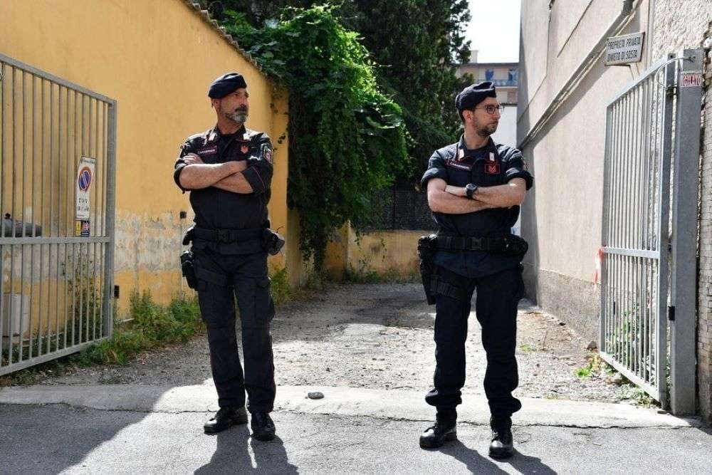 Ασύλληπτη τραγωδία στην Σαρδηνία: Σκότωσε την κόρη και την γυναίκα του και τραυμάτισε άλλους τέσσερεις