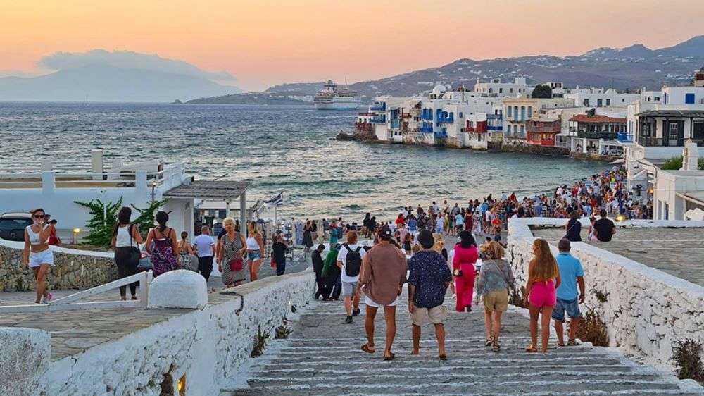 Ξεχειλίζουν οι αφίξεις αλλά «στενάζουν» τα μαγαζιά